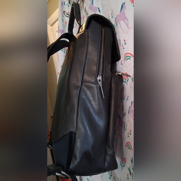 EUC Matt And Nat Black Smooth Vegan Leather School Work Laptop Backpack - Picture 6 of 16